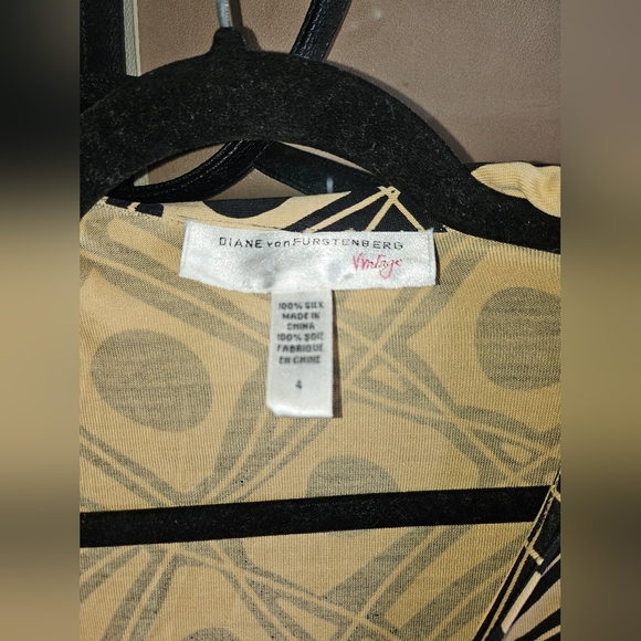 Diane Von Furstenberg Desinger Silk Printed Wrap Tan Black Blouse Top Womens 4 - Picture 4 of 9
